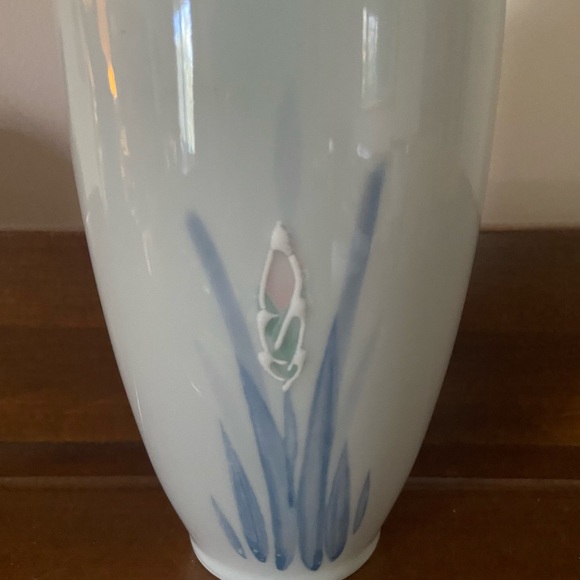 Otagiri Vintage Japanese Porcelain Vase 1970 Iris Flowers 11” Embossed edges🥰 - Picture 5 of 9